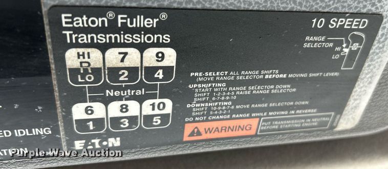 image for item NE9762 2005 Volvo VNL semi truck