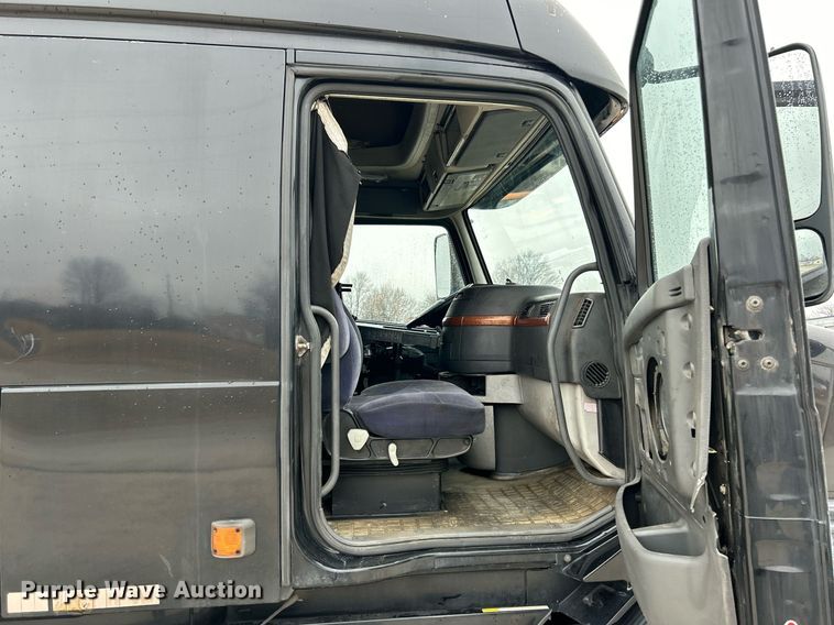 image for item NE9762 2005 Volvo VNL semi truck