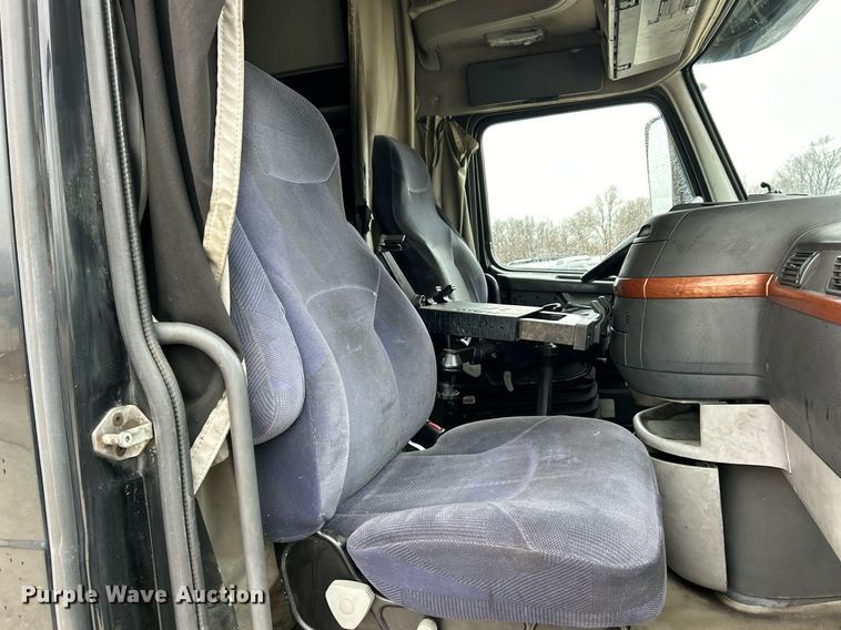 image for item NE9762 2005 Volvo VNL semi truck