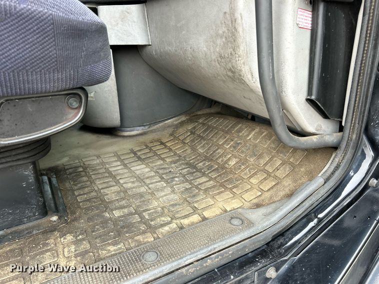 image for item NE9762 2005 Volvo VNL semi truck