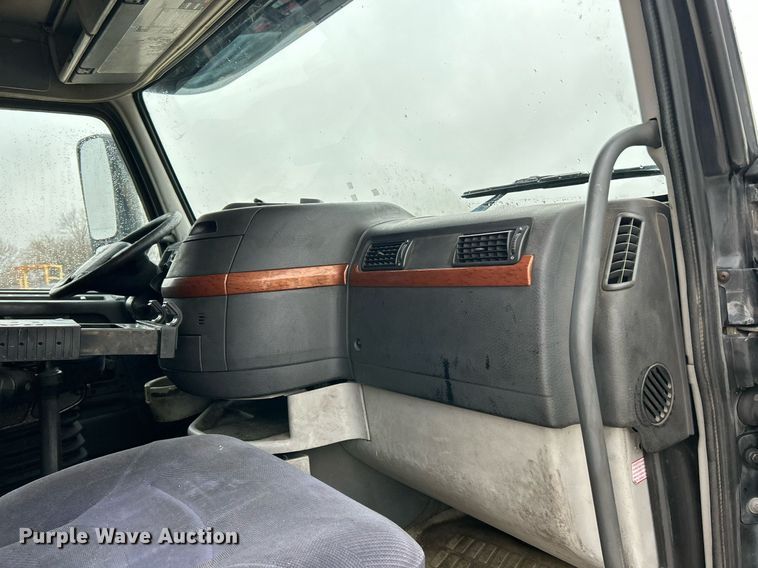 image for item NE9762 2005 Volvo VNL semi truck