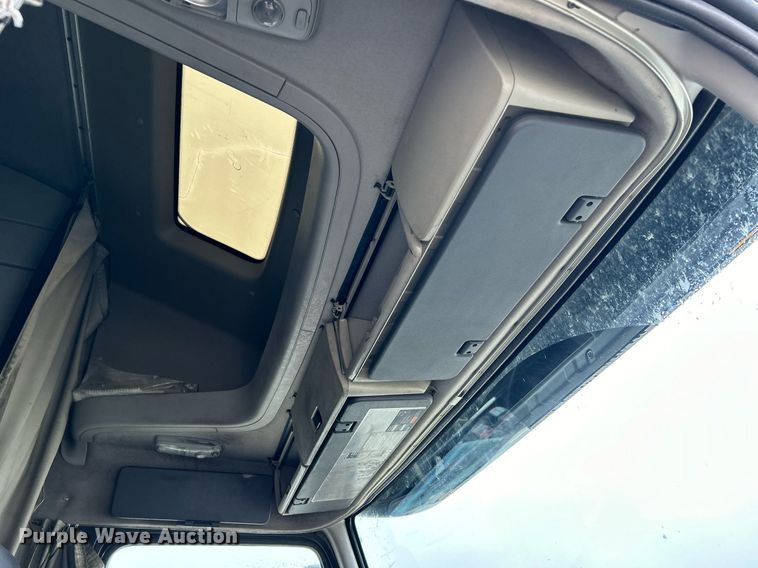 image for item NE9762 2005 Volvo VNL semi truck