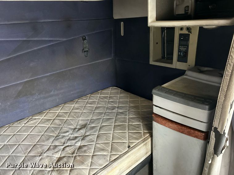 image for item NE9762 2005 Volvo VNL semi truck