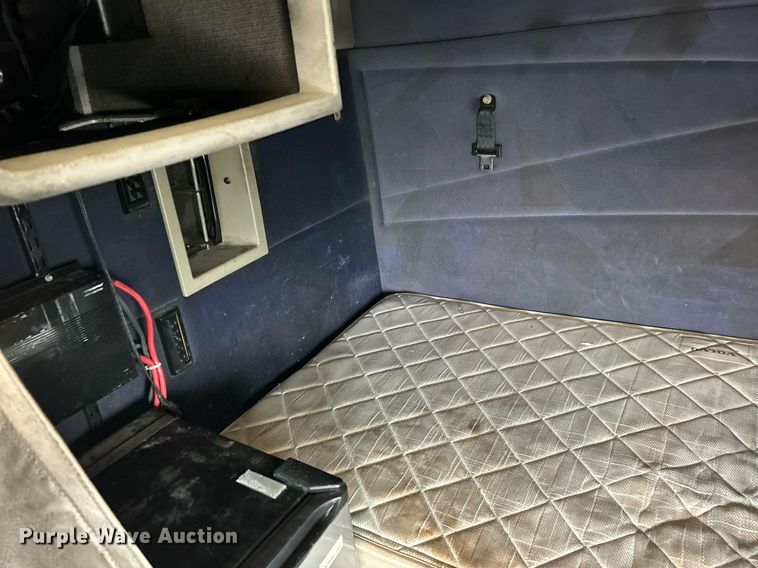 image for item NE9762 2005 Volvo VNL semi truck