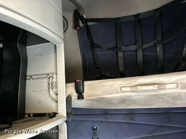 image for item NE9762 2005 Volvo VNL semi truck