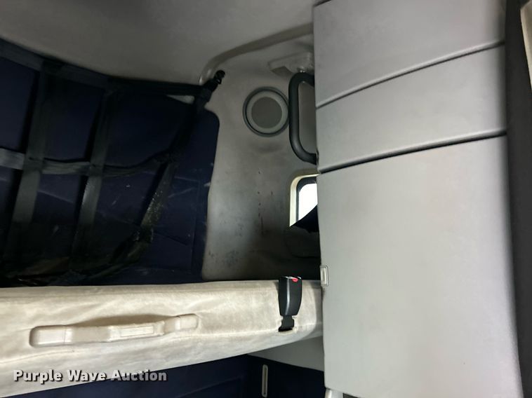 image for item NE9762 2005 Volvo VNL semi truck