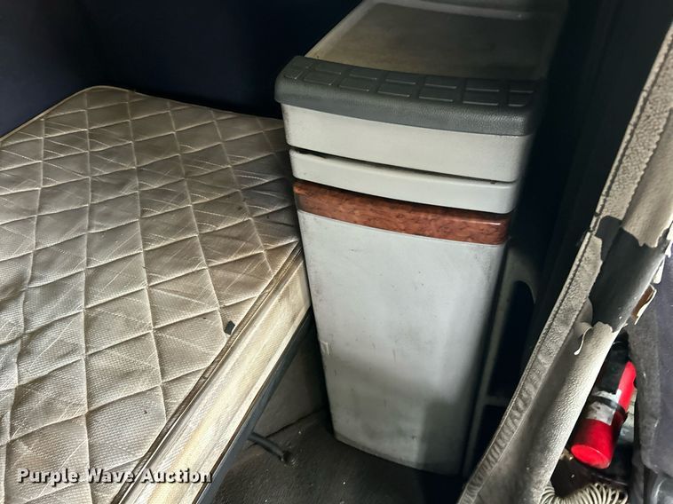 image for item NE9762 2005 Volvo VNL semi truck