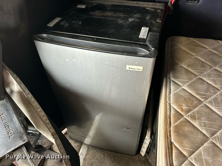 image for item NE9762 2005 Volvo VNL semi truck