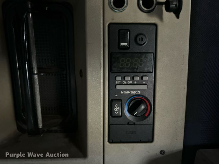 image for item NE9762 2005 Volvo VNL semi truck