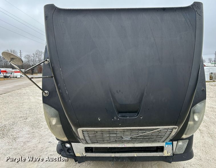 image for item NE9762 2005 Volvo VNL semi truck