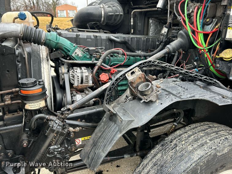 image for item NE9762 2005 Volvo VNL semi truck