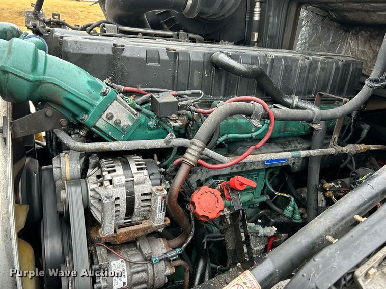 image for item NE9762 2005 Volvo VNL semi truck