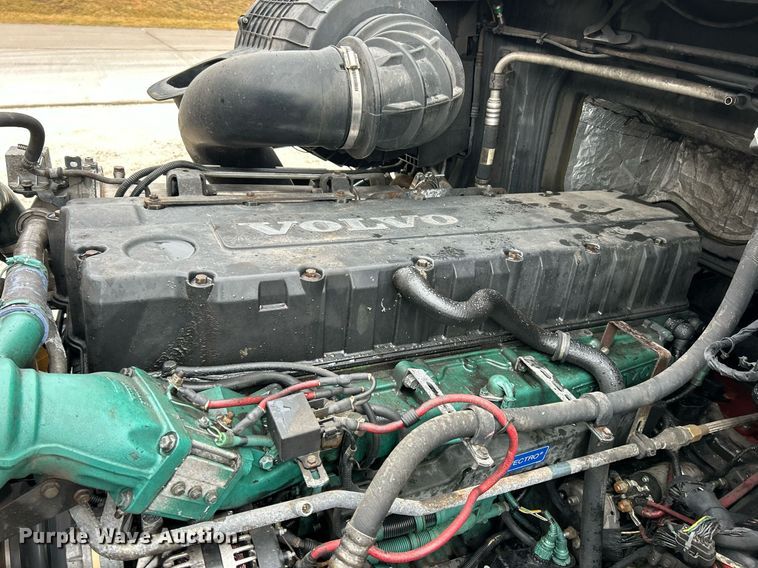 image for item NE9762 2005 Volvo VNL semi truck