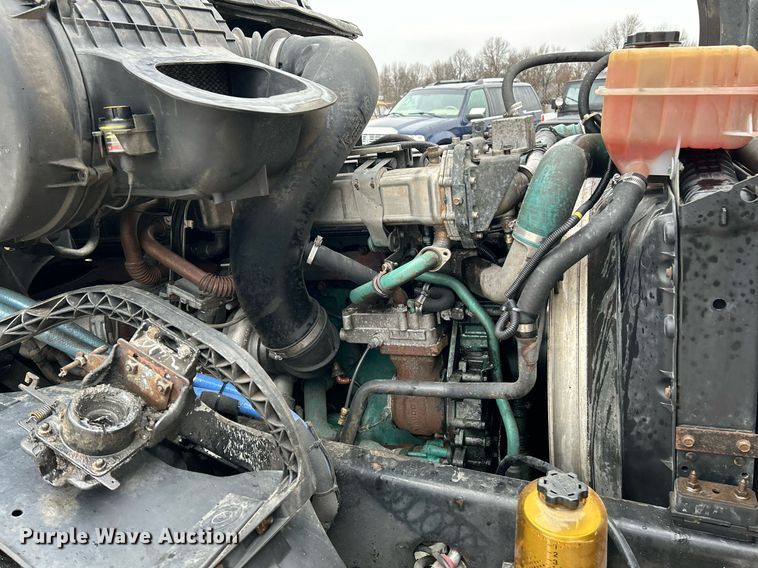 image for item NE9762 2005 Volvo VNL semi truck