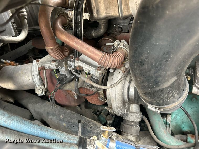 image for item NE9762 2005 Volvo VNL semi truck