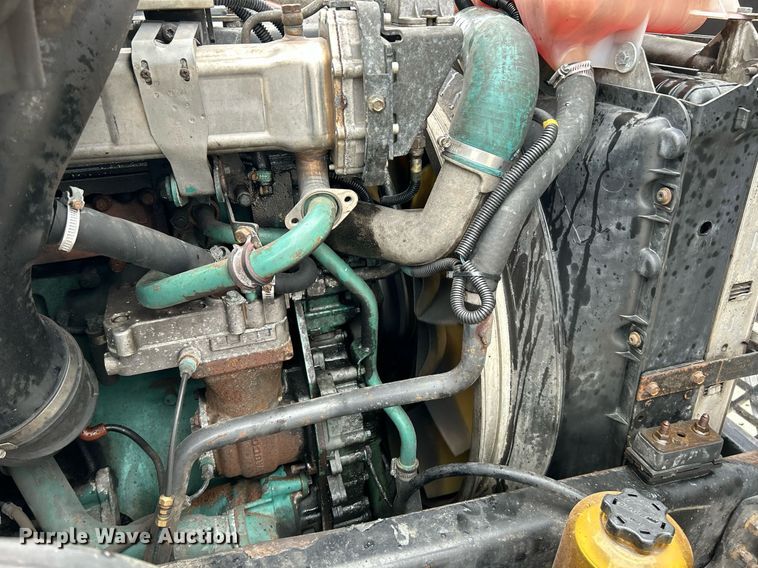 image for item NE9762 2005 Volvo VNL semi truck