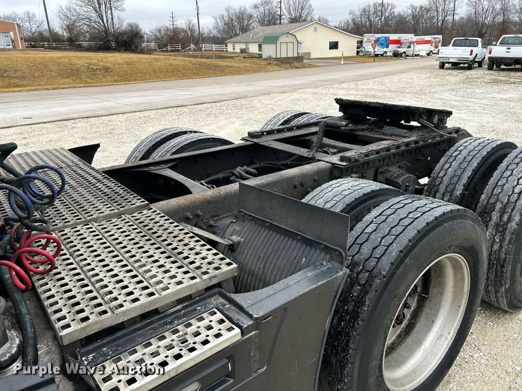 image for item NE9762 2005 Volvo VNL semi truck