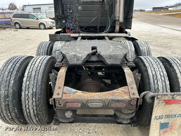 image for item NE9762 2005 Volvo VNL semi truck