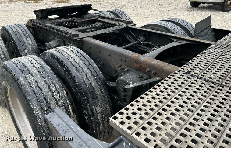 image for item NE9762 2005 Volvo VNL semi truck