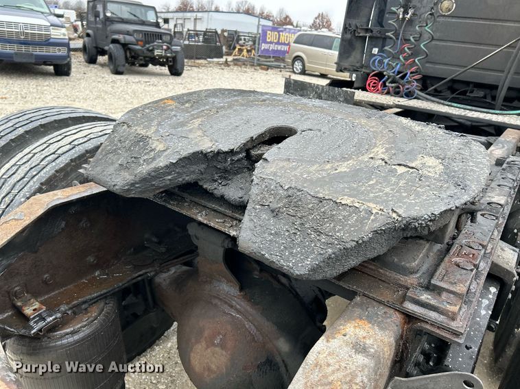 image for item NE9762 2005 Volvo VNL semi truck