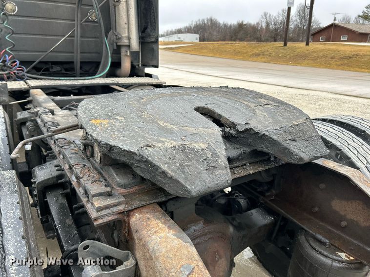 image for item NE9762 2005 Volvo VNL semi truck