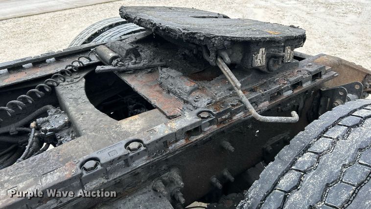 image for item NE9762 2005 Volvo VNL semi truck