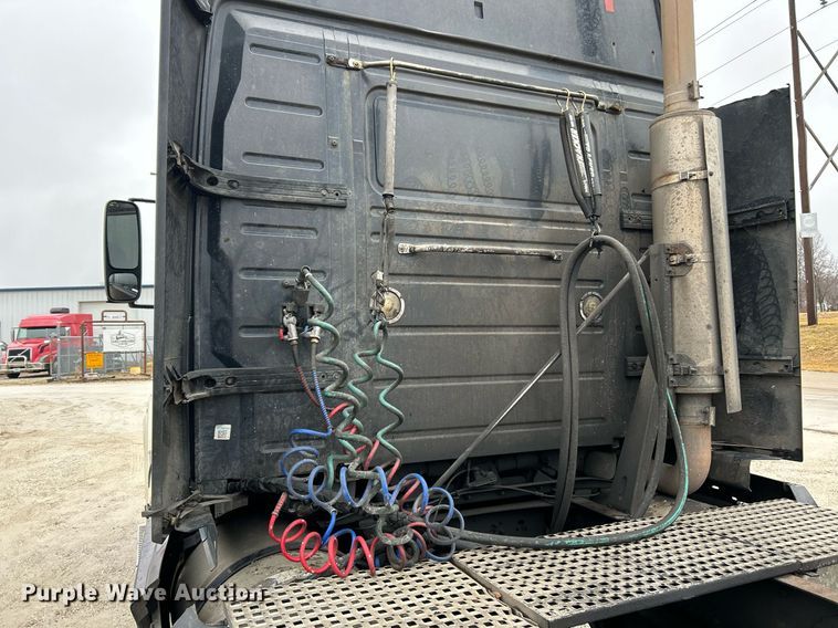 image for item NE9762 2005 Volvo VNL semi truck