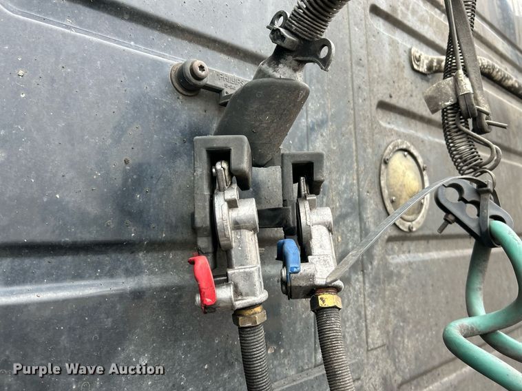 image for item NE9762 2005 Volvo VNL semi truck