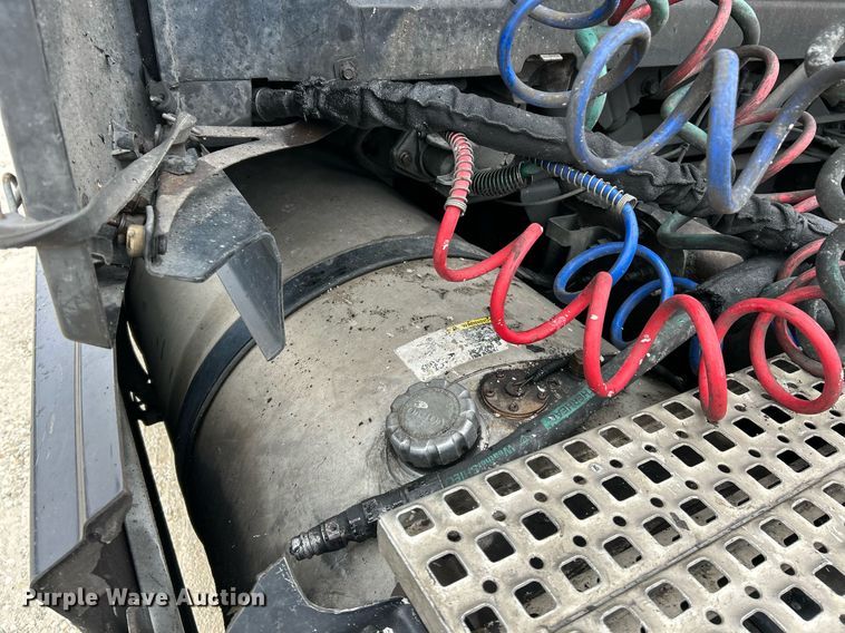 image for item NE9762 2005 Volvo VNL semi truck