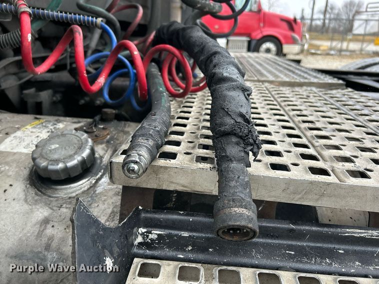 image for item NE9762 2005 Volvo VNL semi truck