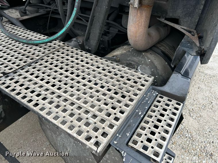 image for item NE9762 2005 Volvo VNL semi truck