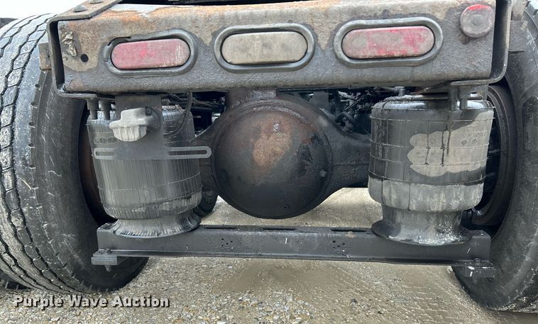 image for item NE9762 2005 Volvo VNL semi truck