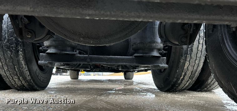 image for item NE9762 2005 Volvo VNL semi truck