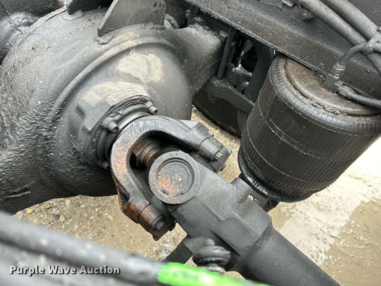 image for item NE9762 2005 Volvo VNL semi truck