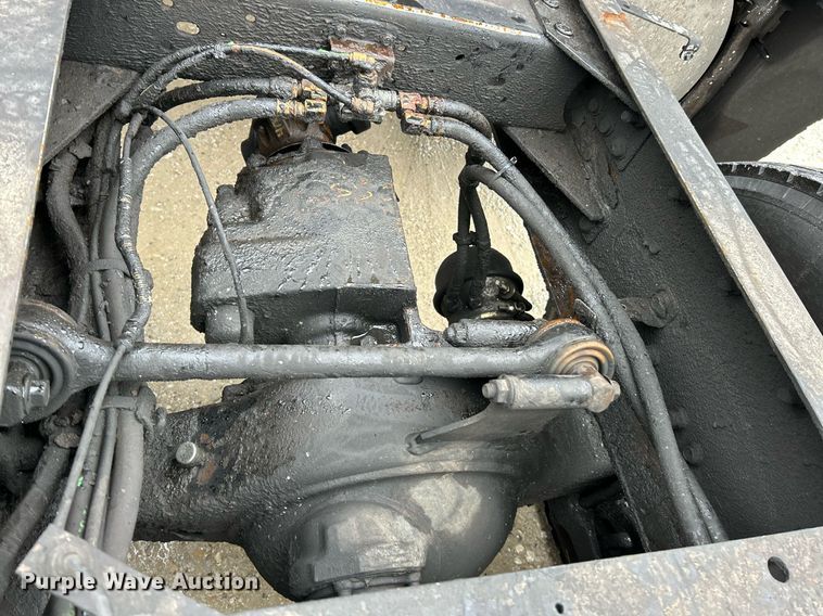 image for item NE9762 2005 Volvo VNL semi truck