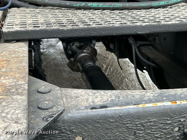 image for item NE9762 2005 Volvo VNL semi truck