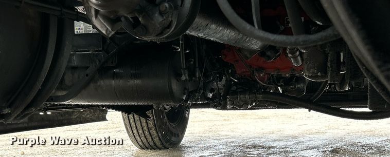 image for item NE9762 2005 Volvo VNL semi truck