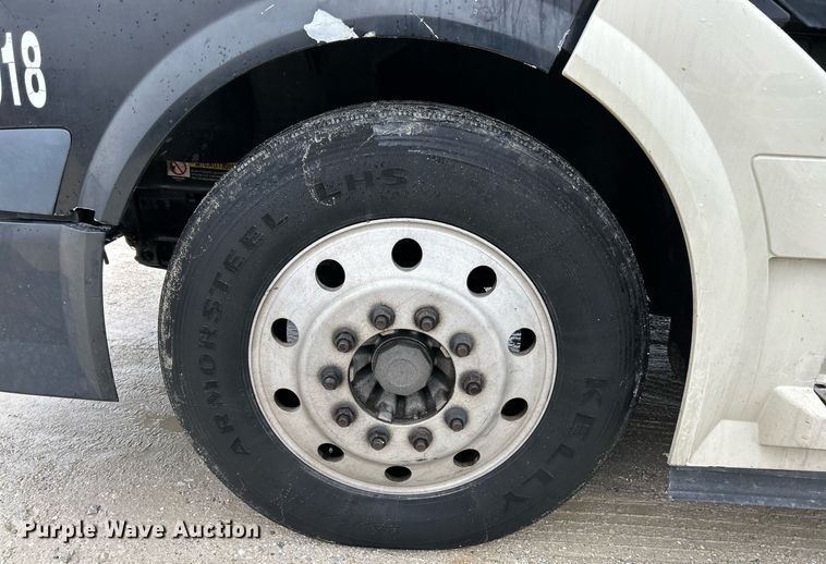 image for item NE9762 2005 Volvo VNL semi truck