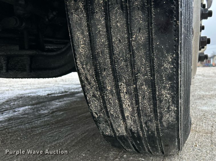 image for item NE9762 2005 Volvo VNL semi truck