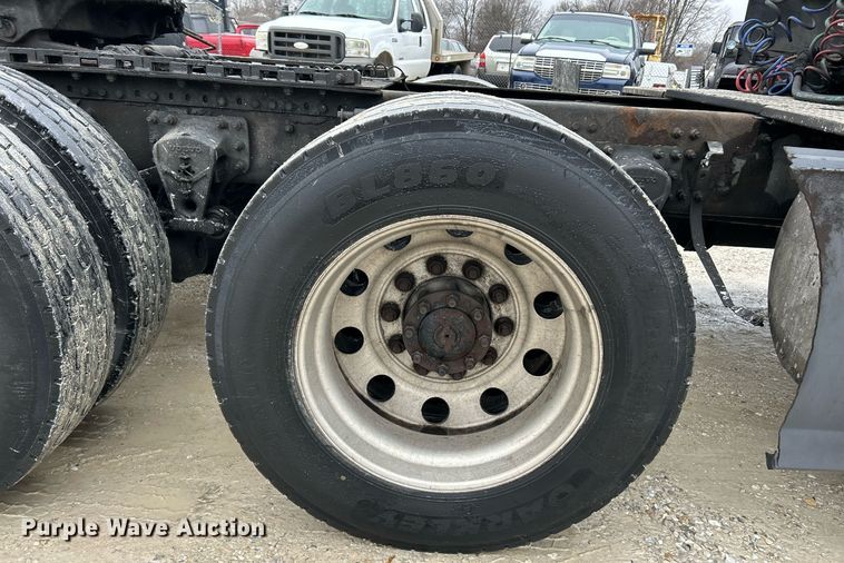 image for item NE9762 2005 Volvo VNL semi truck