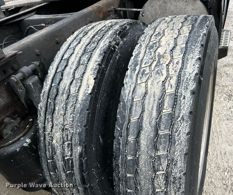 image for item NE9762 2005 Volvo VNL semi truck