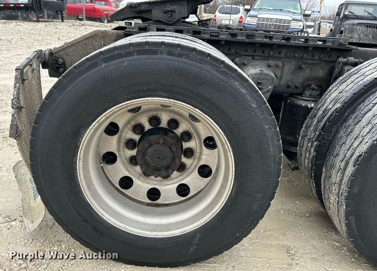 image for item NE9762 2005 Volvo VNL semi truck