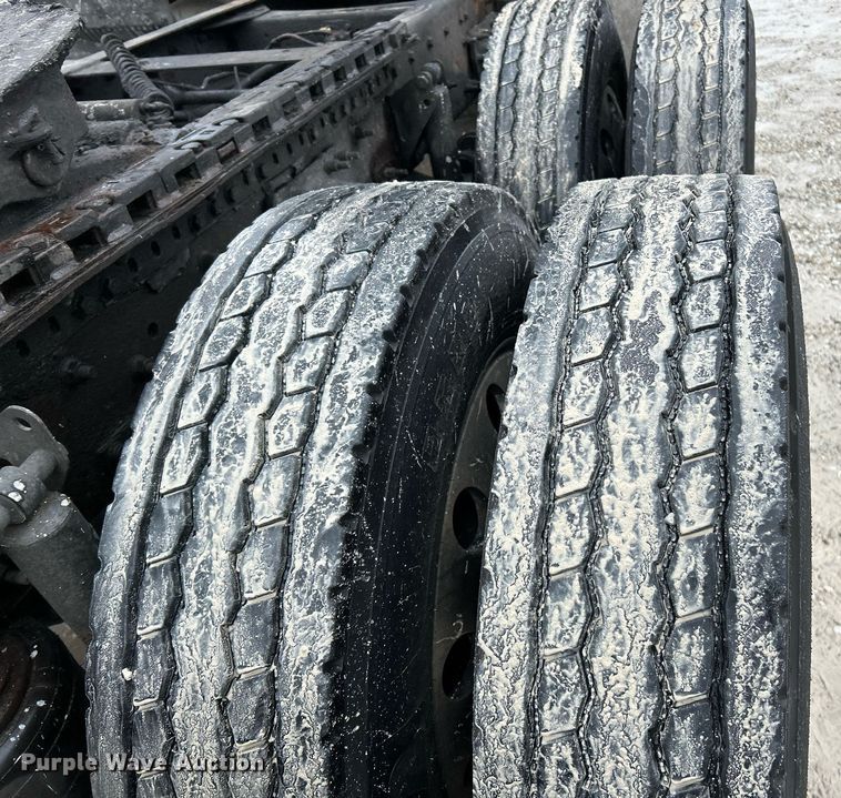 image for item NE9762 2005 Volvo VNL semi truck