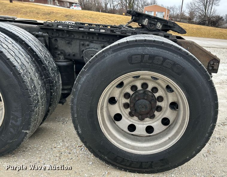 image for item NE9762 2005 Volvo VNL semi truck