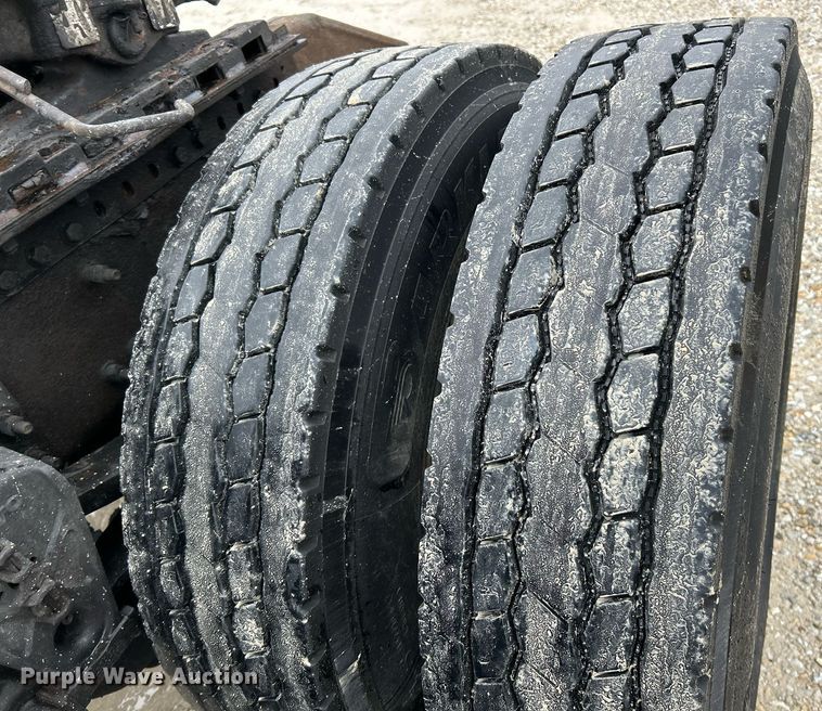 image for item NE9762 2005 Volvo VNL semi truck