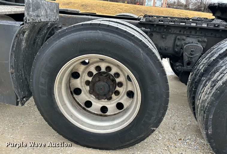 image for item NE9762 2005 Volvo VNL semi truck