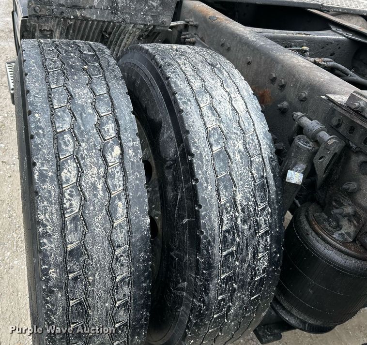 image for item NE9762 2005 Volvo VNL semi truck