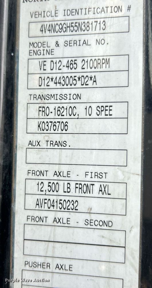 image for item NE9762 2005 Volvo VNL semi truck