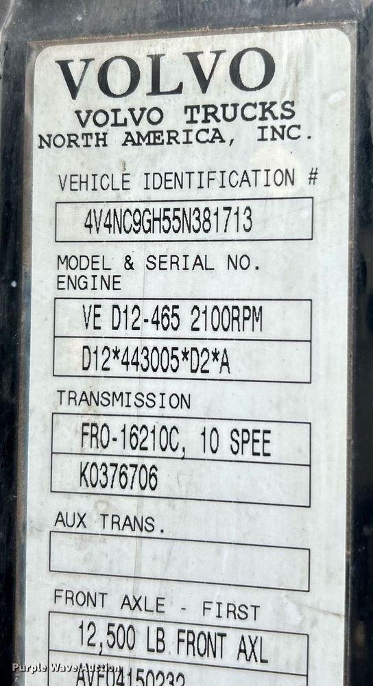 image for item NE9762 2005 Volvo VNL semi truck