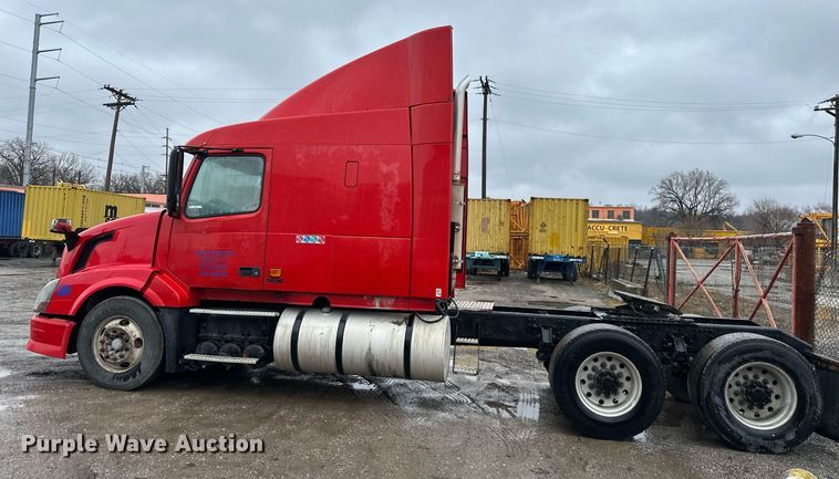 image for item NL9275 2006 Volvo VN Series semi truck